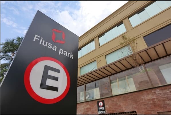 Placa do estacionamento Fiusa Park na entrada do prédio