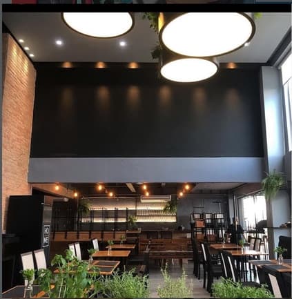 Restaurante do Fiusa Center com mesas e luminárias redondas