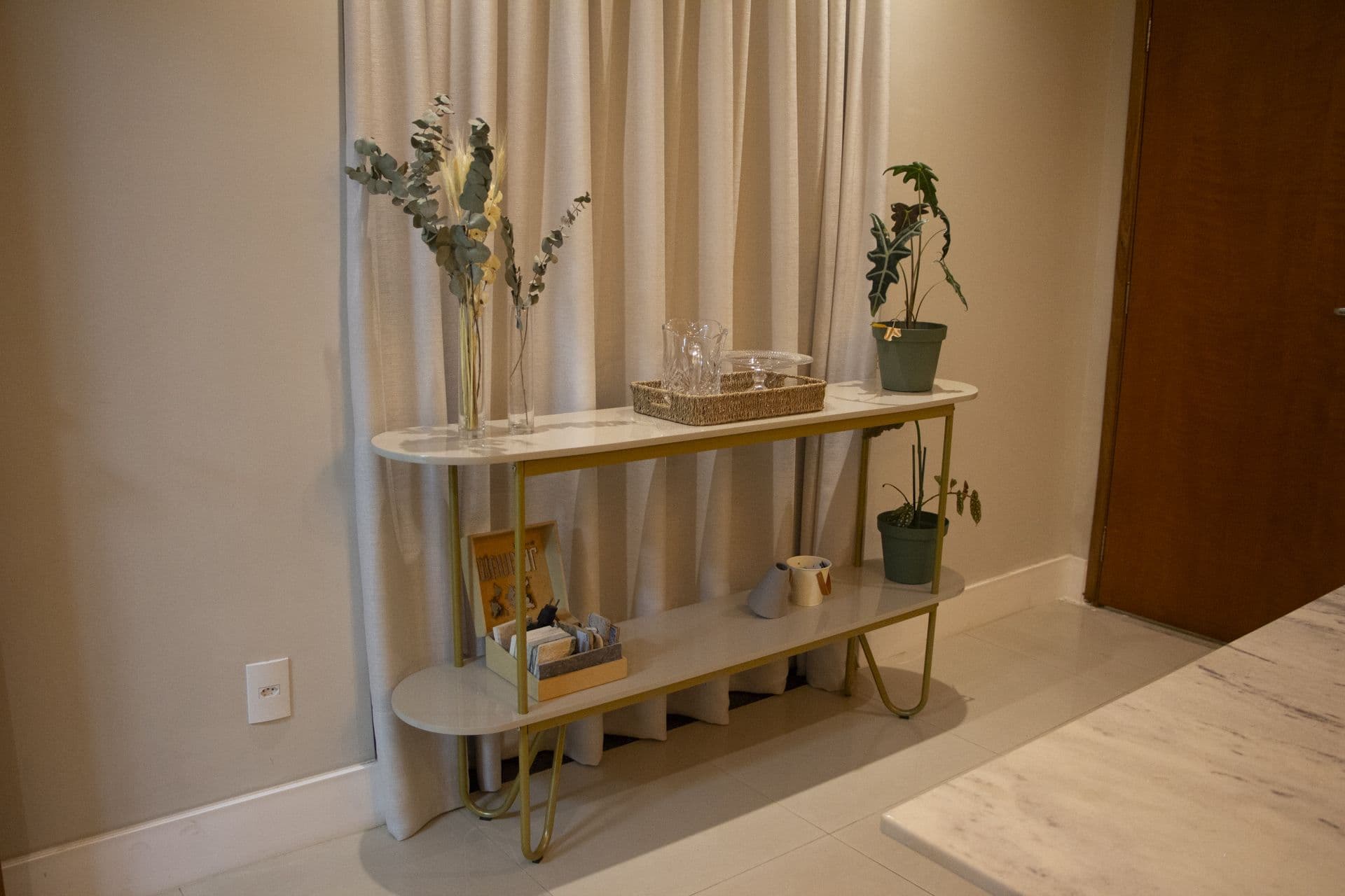 Aparador com plantas e copos na sala de reunião
